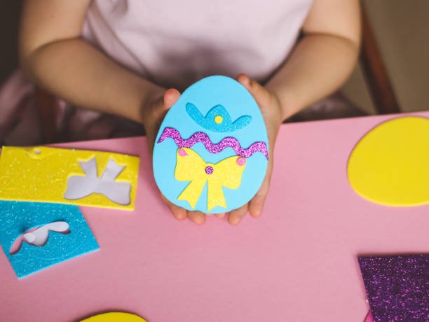 Huevo de pascua de cartón decorado