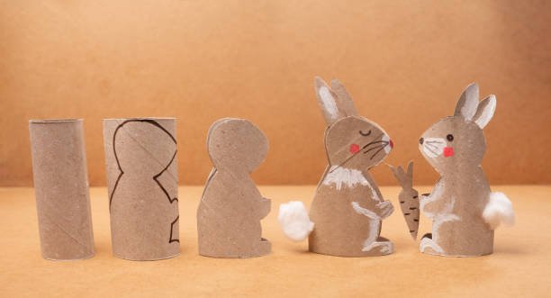 Manualidad DIY conejo de cartón, conejo de pascua, manualidades de material reciclado, manualidades en casa para niños